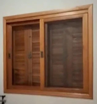 Janela de madeira com veneziana à esquerda e painel de vidro à direita.